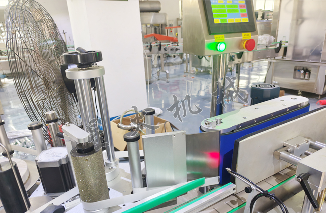 燃油宝自动贴标机-全自动圆瓶贴标机