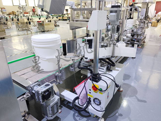 25L涂料桶自动贴标签机